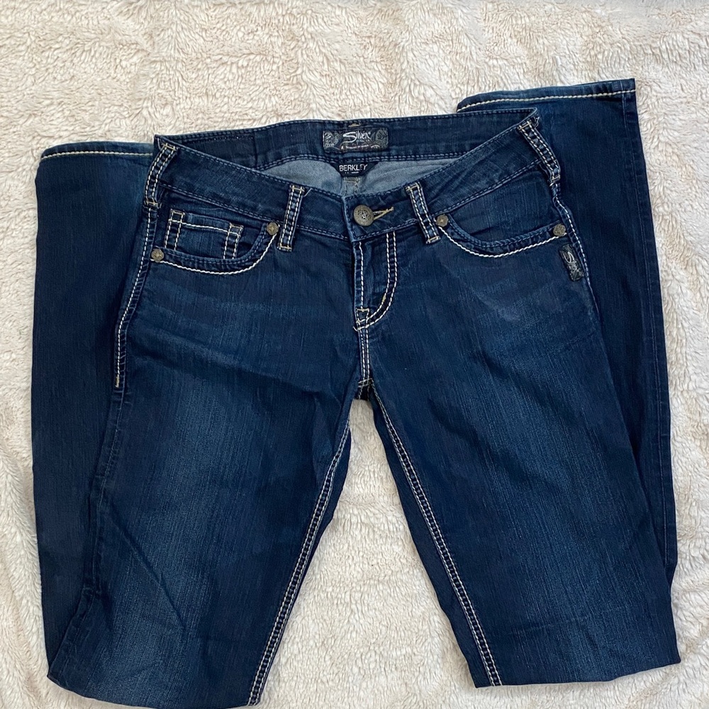 Silver Jeans Co. Berkley fit low-rise jeans in a dark wash 28 length 36